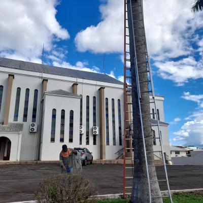 Preparativos para o Natal iniciam na PraÃ§a da Matriz Santâ€™Ana